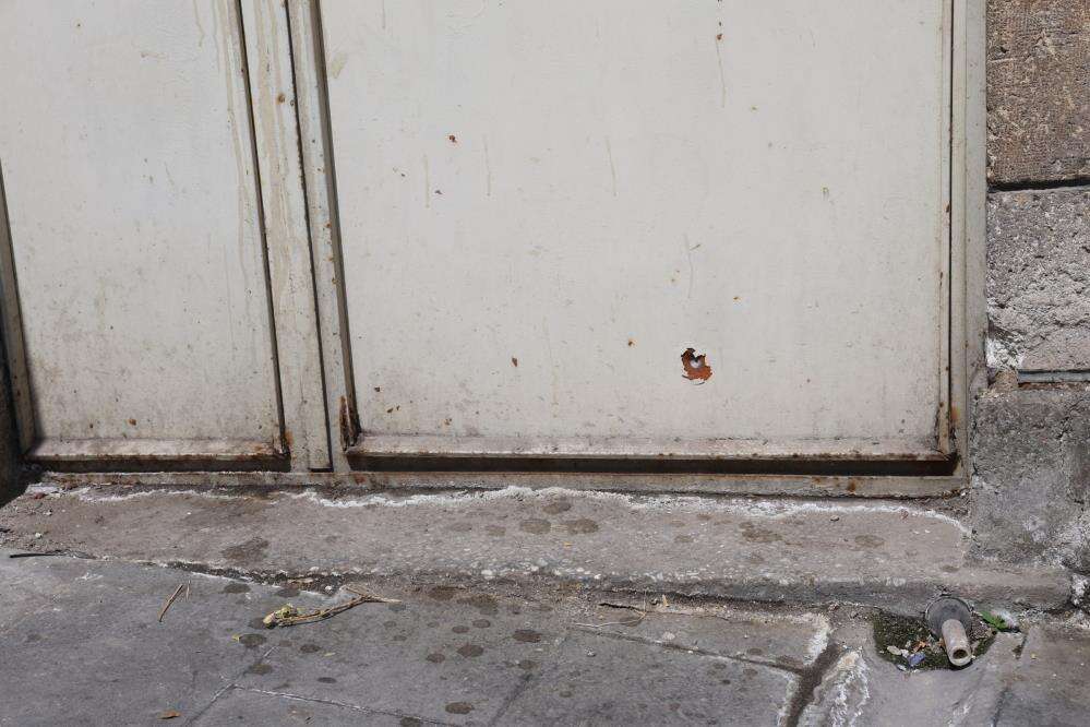 Silahlı saldırıya çakmakla karşılık verdiler! İlginç anlar kamerada 5